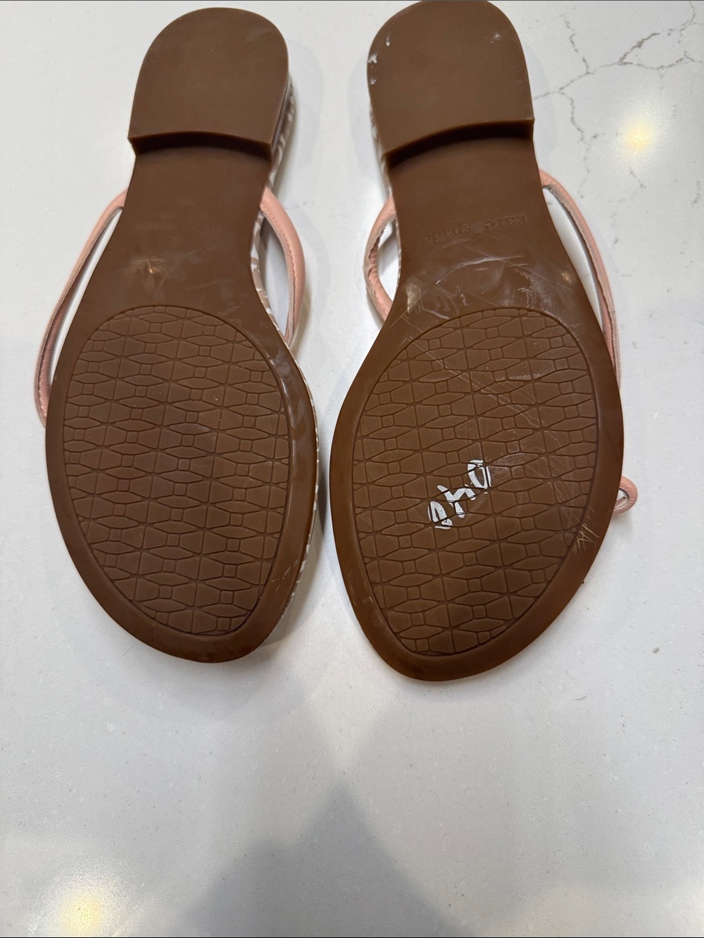 Kate Spade Blush Pink Bow Thong Sandals with Patterned Footbed Charm Sz8.5 - Picture 5 of 6